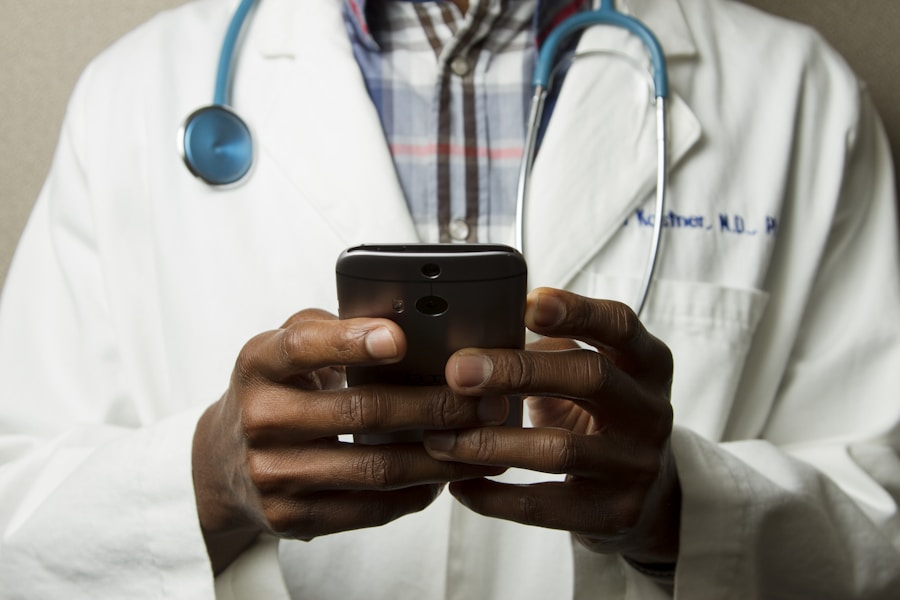 Médico coordinando desde el móvil en consulta